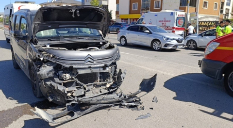Bursa'da hafif ticari araçla otomobil çarpıştı: 4 yaralı