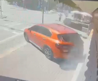 Bursa’da el freni unutulan araç kuyumcu dükkanına girdi
