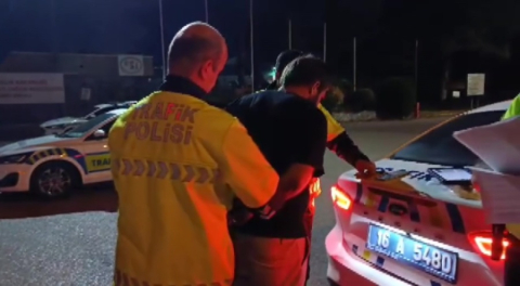 Bursa'da aranması olan şüpheli kardeşinin kimliğini vererek kurtulmaya çalıştı