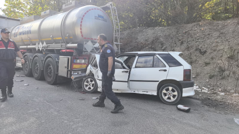Bursa’da kontrolden çıkan otomobil asit yüklü tankere çarptı