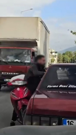 Bursa'da otomobil sürücüsü dışarıya çıkmayınca motosikletli camdan içeri girmeye çalıştı