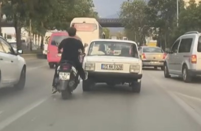 Bursa'da motosikletli genç otomobili tek ayağıyla kurtardı