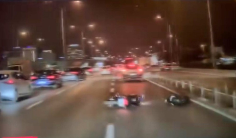 Bursa'da otomobilin çarptığı motosikletli yola savruldu