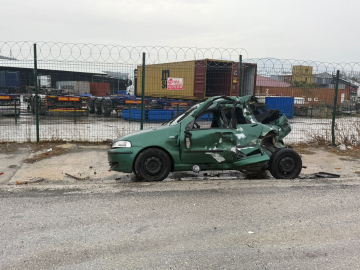 Gemlik’te feci kaza: Otomobil tıra çarpıp refüje savruldu