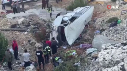 Mersin’de işçi servisi şarampole yuvarlandı: 5 kişi hayatını kaybetti