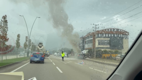 Bursa'da seyir halinde alev alan otomobile polisler müdahale etti