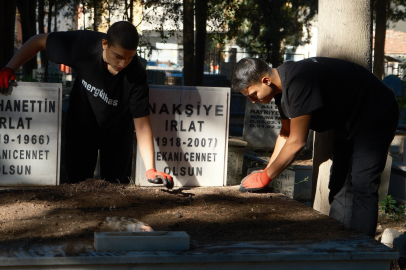 Karacabeyli kardeşler gönüllü mezar temizliğiyle sosyal medyada fenomen oldu