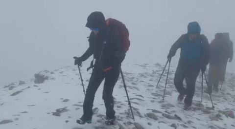 Uludağ zirvesinde yılın ilk karını kutladılar