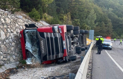 Bursa'da kontrolden çıkan yem yüklü tır devrildi