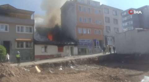 Bursa'da iki katlı müstakil ev alev alev yandı