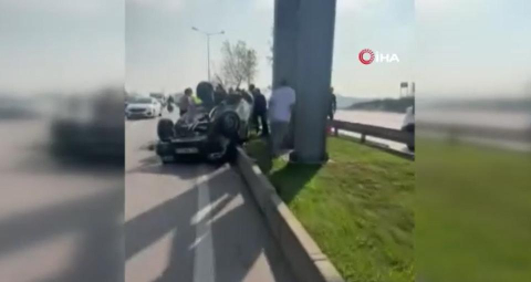Bursa'da kontrolden çıkan otomobil refüje çarpıp takla attı
