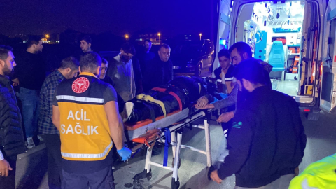 Bursa'da kontrolden çıkan motosiklet kaldırma çarptı, sürücüsü ağır yaralandı