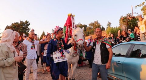 Bursa'da profesörle doçentten yörük kıyafetiyle köy düğünü