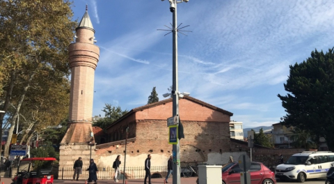 Bursa'da tepki çeken restorasyon: "602 yıllık minare ayakta, 18 yıllık minare çürüyor"