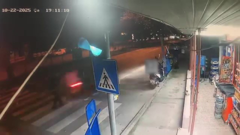 Bursa'da kırmızı ışıkta geçen motosikletli kurye yaşlı adama çarptı