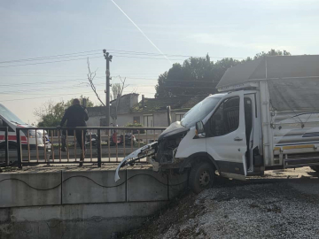 Orhangazi-İznik Karayolu'nda feci kaza: Kontrolden çıkan kamyonet köprü demirlerine saplandı