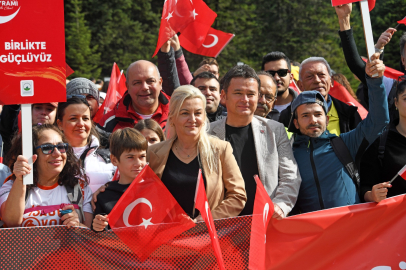 Uludağ’da yüzlerce kişi Cumhuriyetin izinde yürüdü