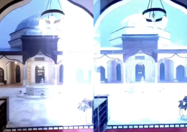Emirsultan Camii’nin ana kubbesine yıldırım isabet etti