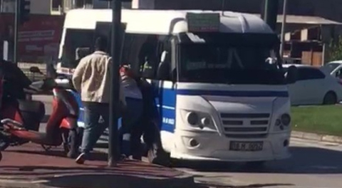 Bursa'da minibüs şoförü ile motokurye birbirine girdi