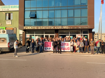 CHP’li Öztürk TÜİK önünden seslendi: “TÜİK bir adamı mutlu etme derdine düştü”