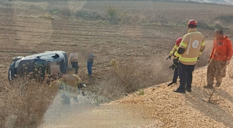 Bursa'da eşine otomobil kullanmayı öğretirken şarampole uçtular