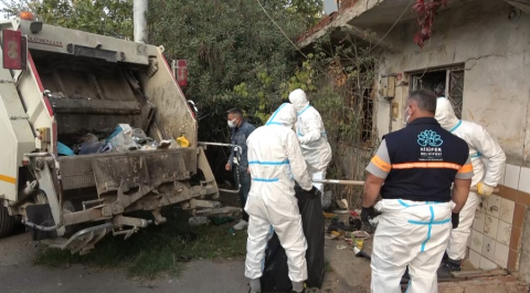 Bursa'da yalnız yaşayan adamın evinden iki kamyon çöp çıkarıldı