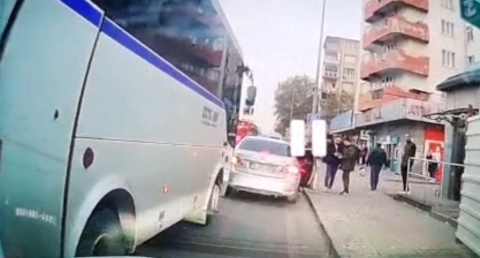 Bursa'da servis minibüsüyle otomobil arasında yol verme tartışması: İşçiyi yolun ortasında indirdi