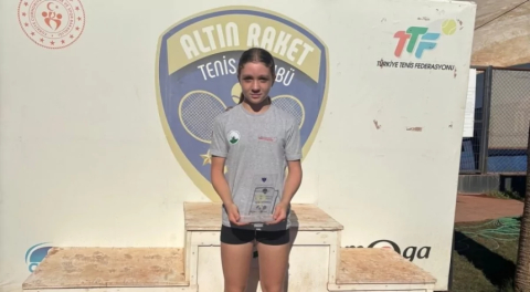 Osmangazili raket şampiyonluk kürsüsüne oturdu