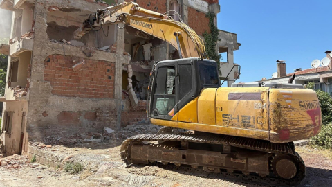 Gemlik'te metruk bina temizliği devam ediyor