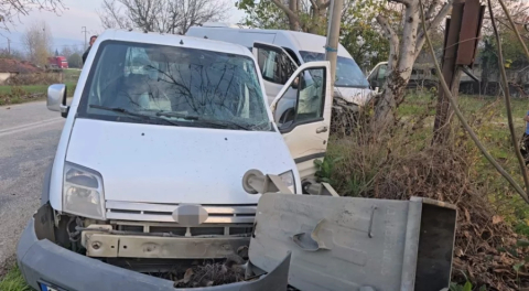 Bursa'da servis minibüsü hafif ticari araçla çarpıştı: 11 yaralı