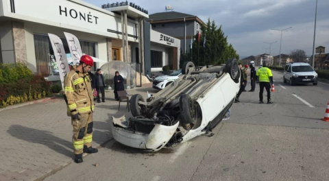Bursa'da taklalar atan otomobilden burnu kanamadan çıktı