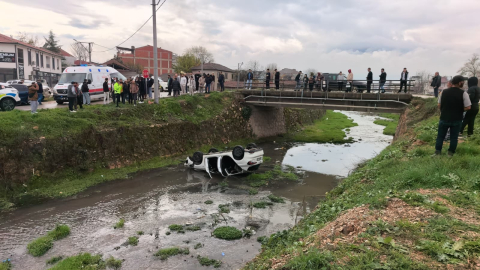 Bursa'da otomobil dere yatağına uçtu: 3 yaralı