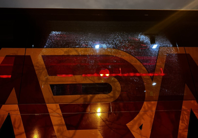 Galatasaray takım otobüsüne Bursa'da taşlı saldırı