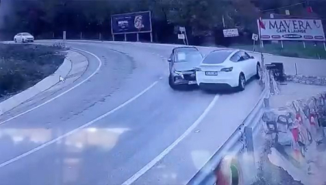 Uludağ yolu buz pistine döndü: Kaygan zeminde araçlar birbirine girdi