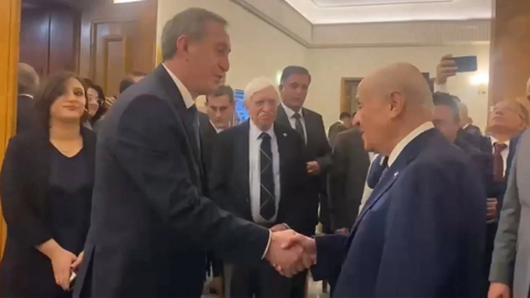 Bahçeli kuliste Tuncer Bakırhan ve Tülay Hatimoğulları ile tokalaştı