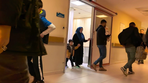 Bursa'da yoldan çıkan otomobil ağaca çarptı: 2'si çocuk 4 yaralı