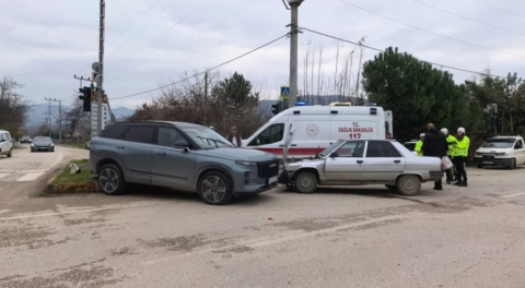 Bursa'da ışık ihlali kazaya yol açtı: 2 yaralı