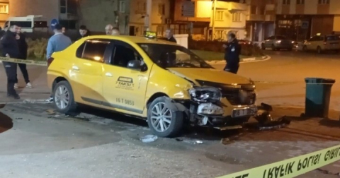 Bursa’da taksiyi gasp edip 3 araca çarptı: Araç pert, şüpheli gözaltında
