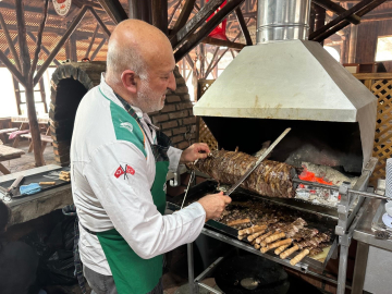 Dağ ilçesinin 400 yıllık hanında menü genişledi: Cağ döner geleneğe eklendi
