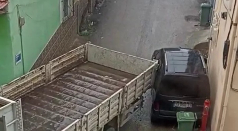 Bursa'da sokak arasındaki araca ağır zarar veren kamyon kaçtı