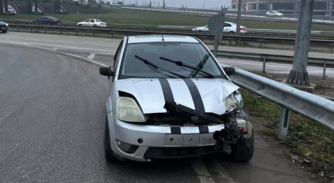 Bursa'da bariyere çarpan otomobildeki 2 kişi yaralandı