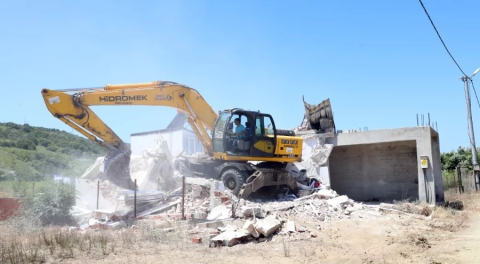 Mudanya'da kararı kesinleşmiş iki bin kaçak yapı için yıkım süreci başlatıldı