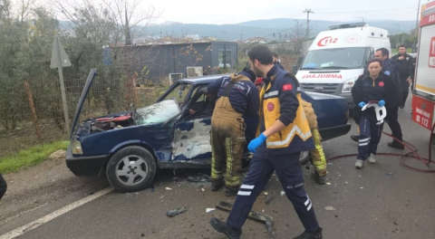 Bursa'da kamyonet ters yönden gelen TOFAŞ otomobile çarptı