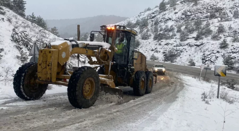 Bursa Büyükşehir ekipleri karla mücadele için sahada