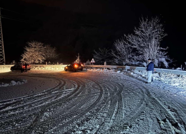 İnegöl’de yoğun kar yolu kapattı: Oylat Kaplıcaları yolunda araçlar mahsur kaldı