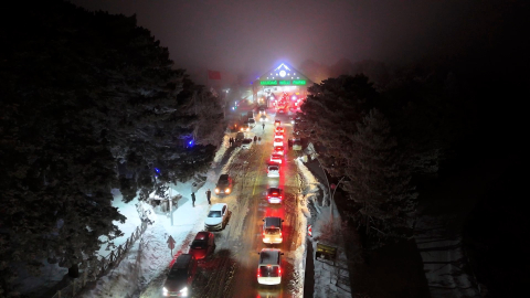 Kar yağdı, Uludağ’a akın başladı: Gişelerden her 10 saniyede bir araç geçti
