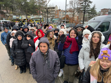 Uludağ’a teleferikle çıkmak isteyenler uzun kuyruklar oluşturdu