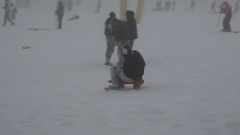 Uludağ’da kar kalınlığı 25 santimetreye ulaştı, pistler günübirlikçilerle doldu taştı