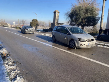 Bursa'da kontrolden çıkan otomobil çarptığı aracı karşı yöne savurdu