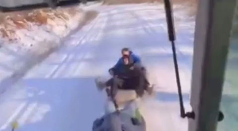 Bursa'da çocuklar traktöre bağlanan lastiklerle karın keyfini çıkardı